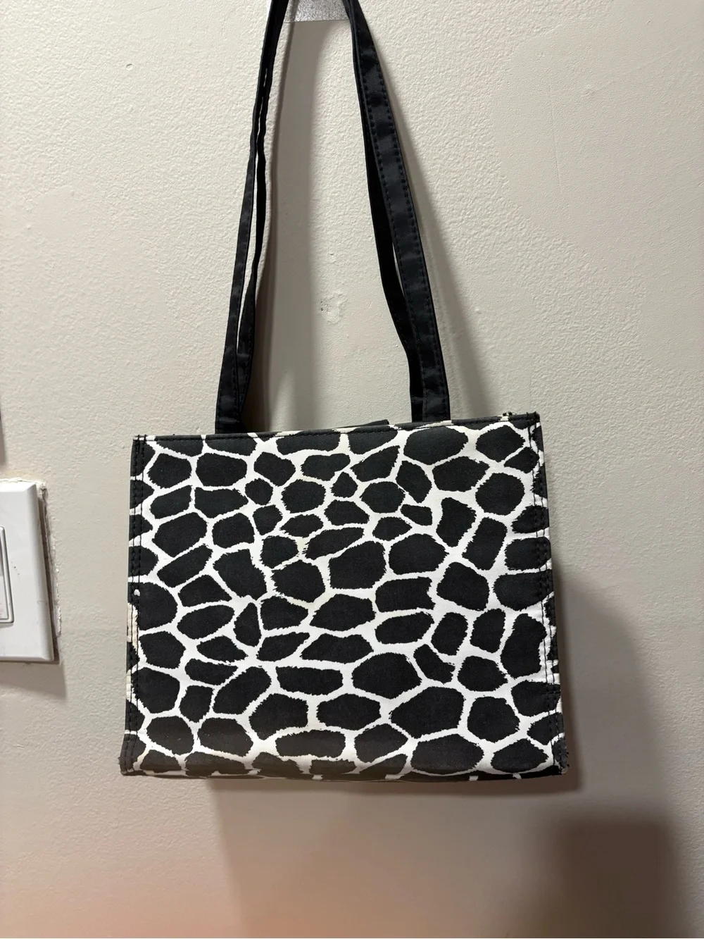 Black & White Giraffe-Print Women's Tote Bag